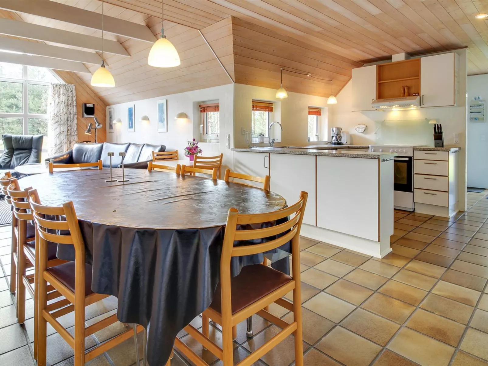"Dorris" - 4.3km from the sea-Inside