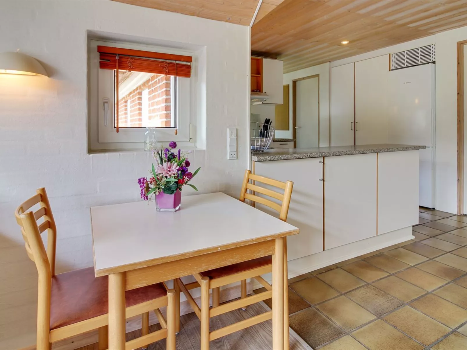 "Dorris" - 4.3km from the sea-Inside