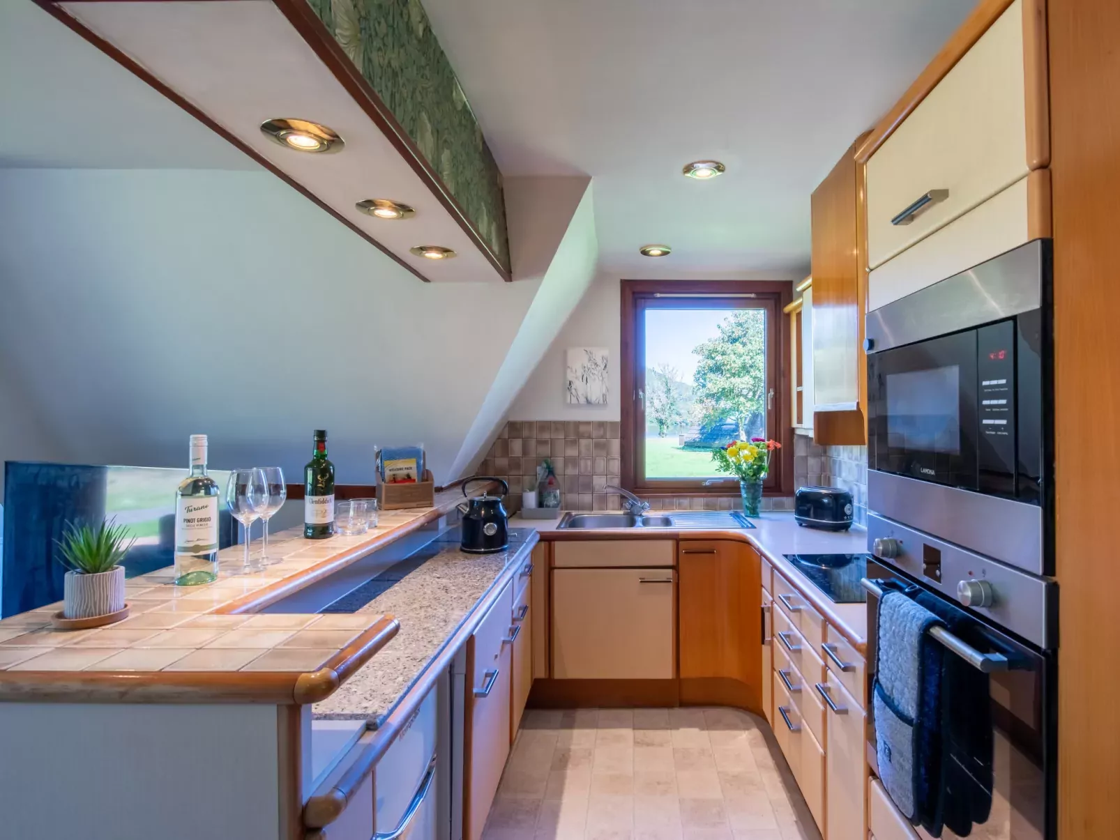 Caledonia Lodge-Inside