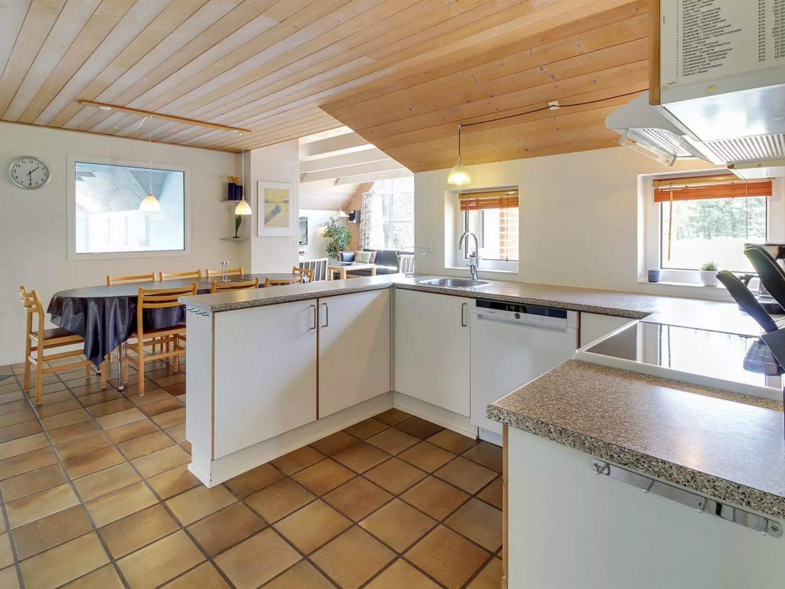 "Dorris" - 4.3km from the sea-Inside