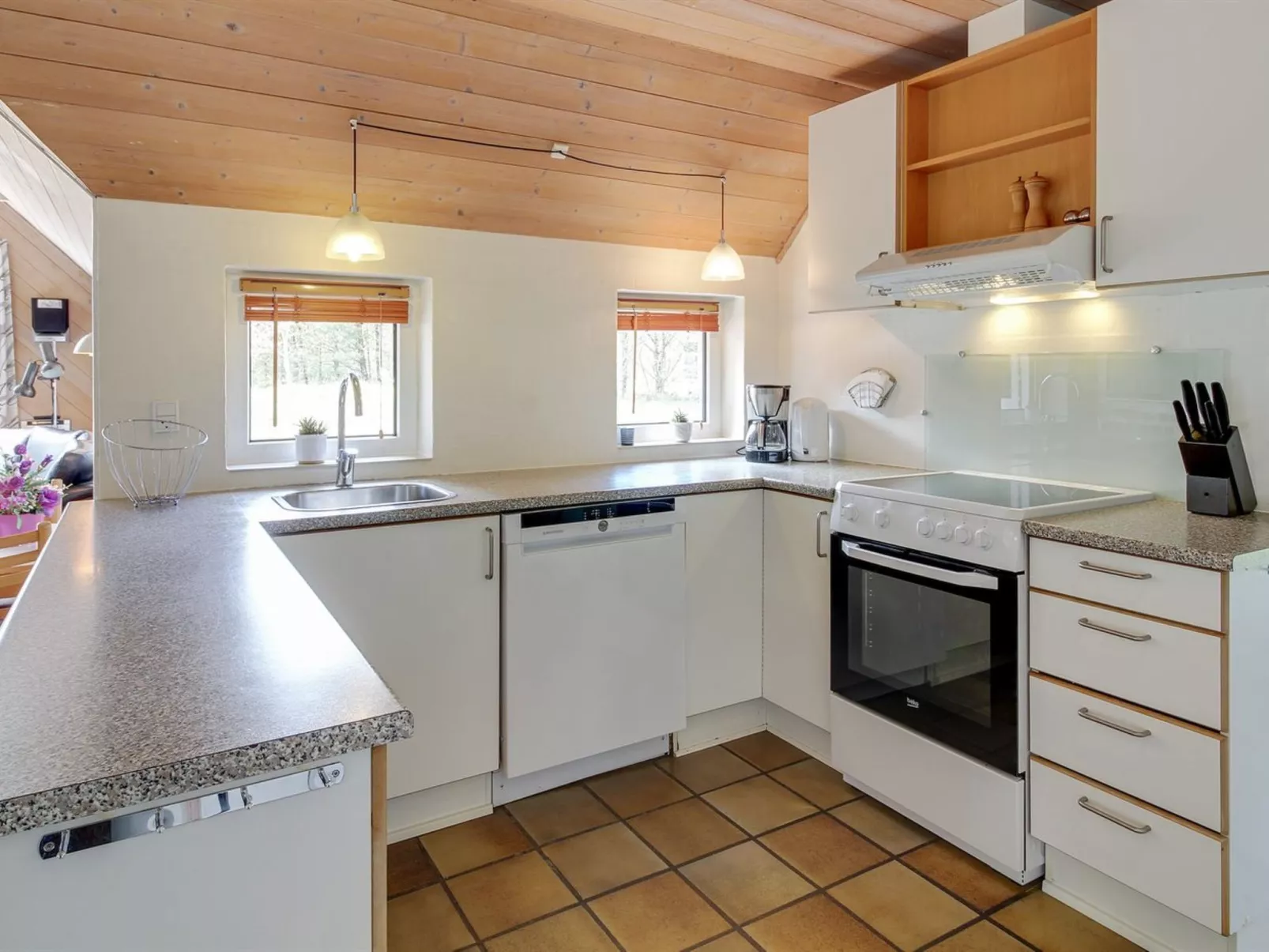 "Dorris" - 4.3km from the sea-Inside