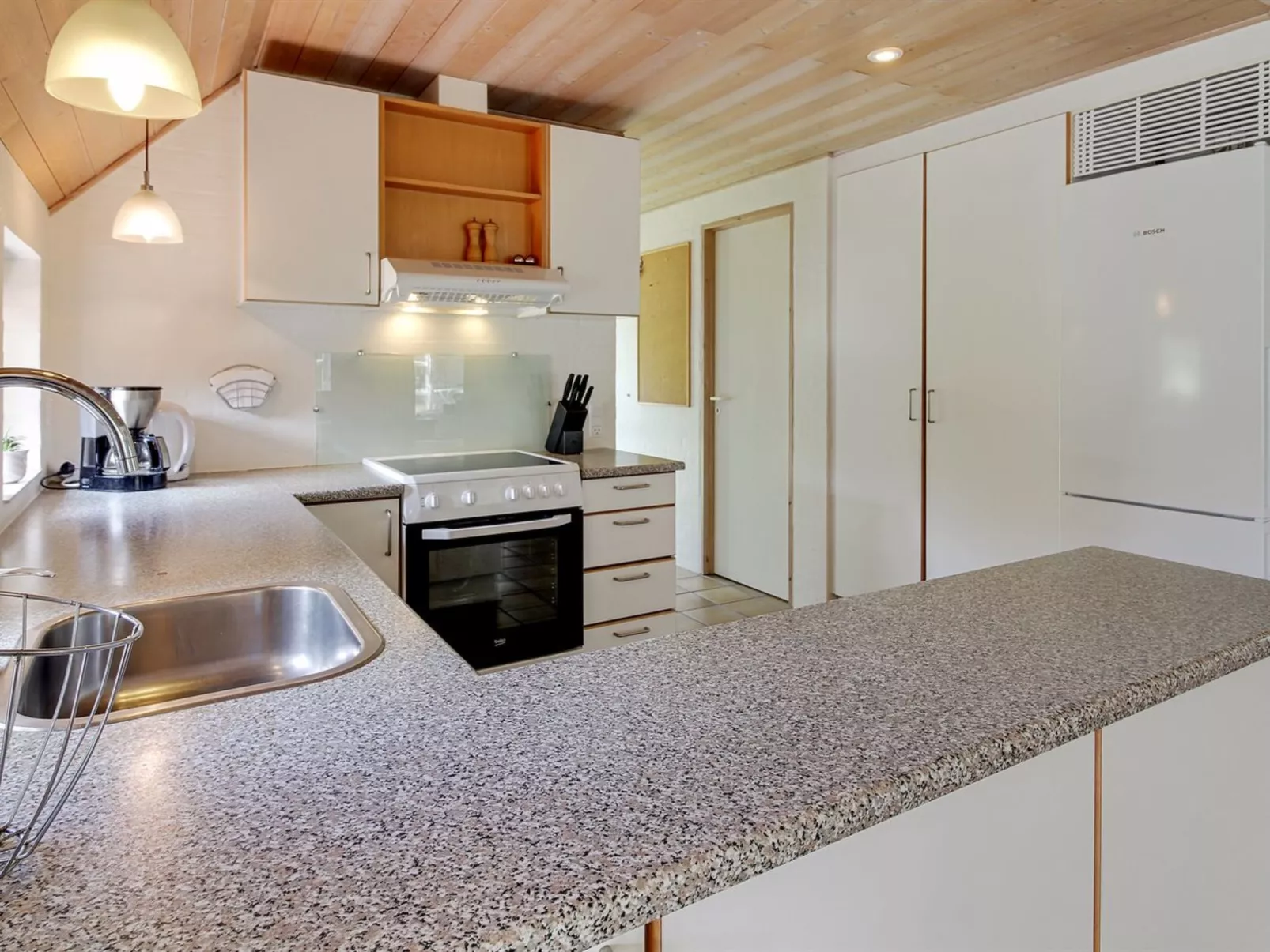 "Dorris" - 4.3km from the sea-Inside