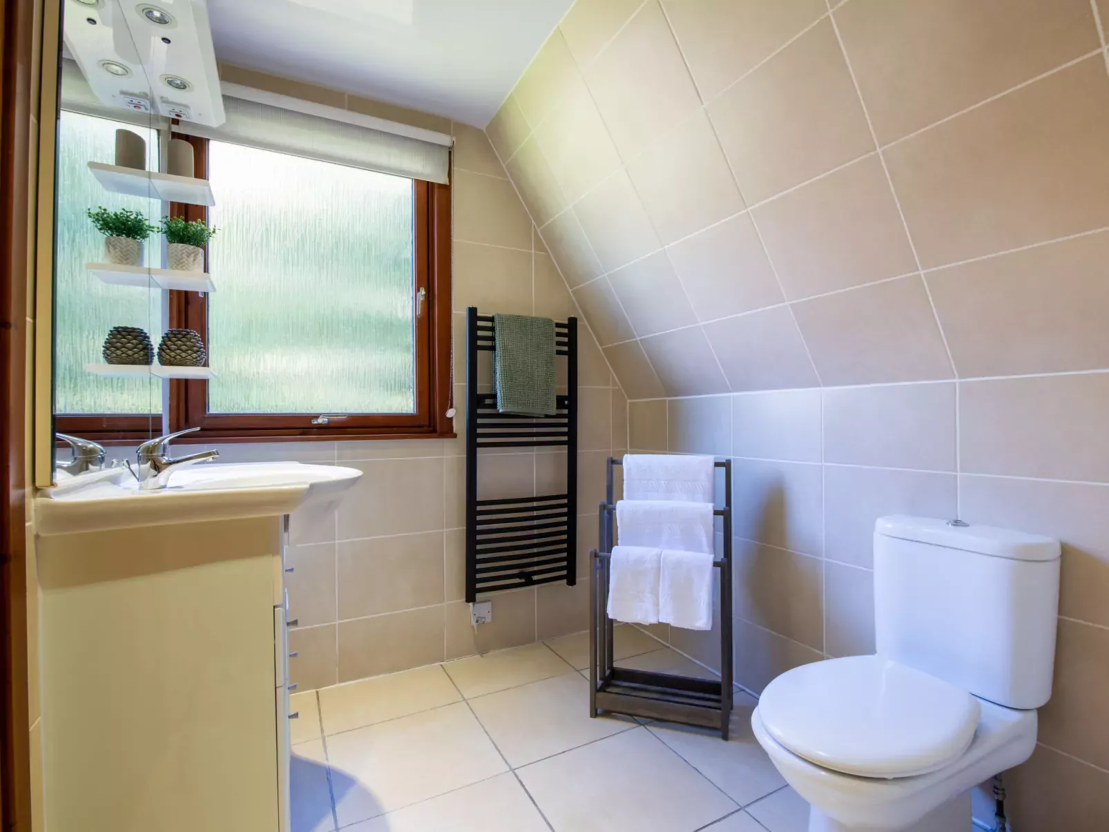 Caledonia Lodge-Inside