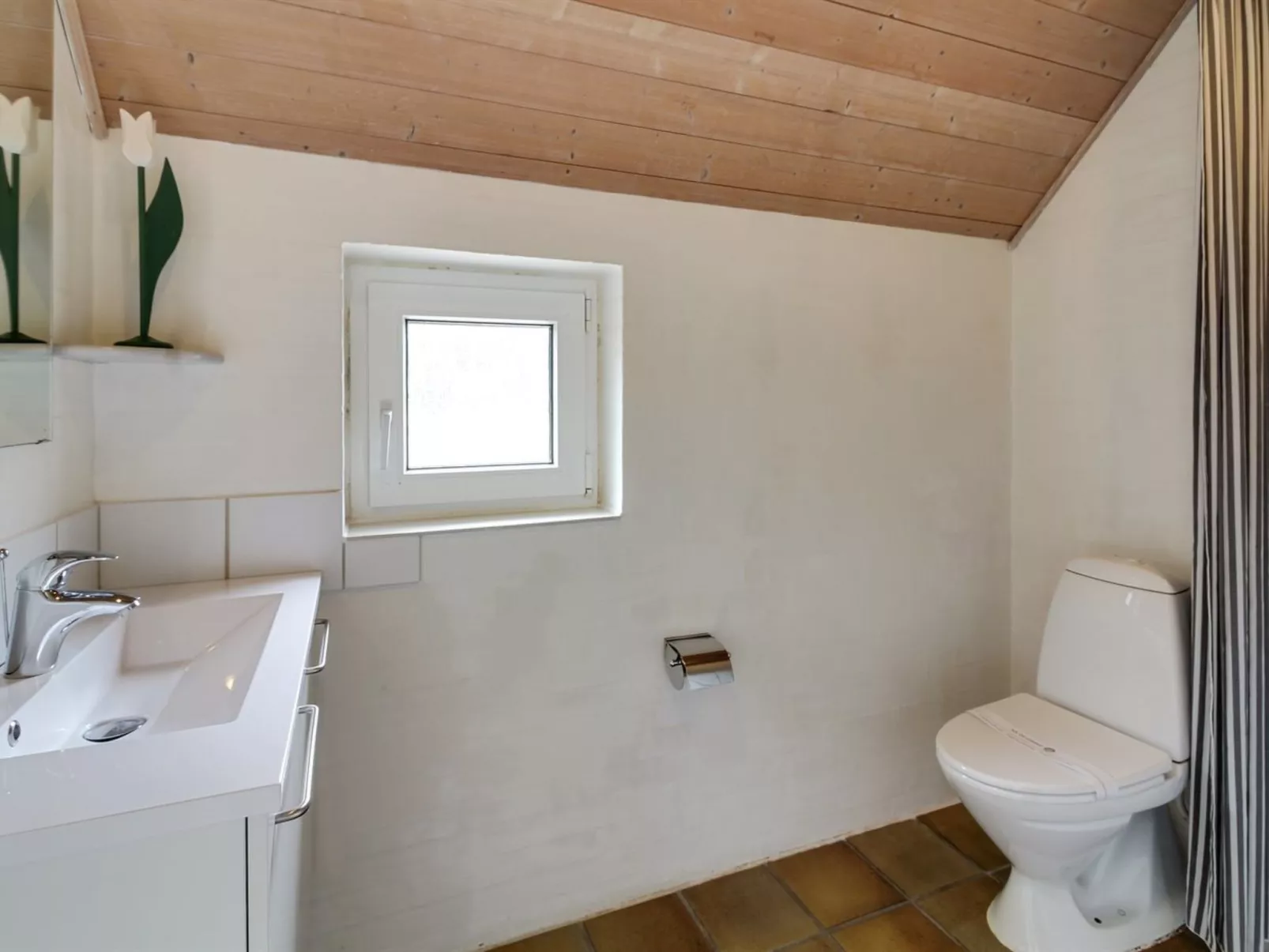"Dorris" - 4.3km from the sea-Inside