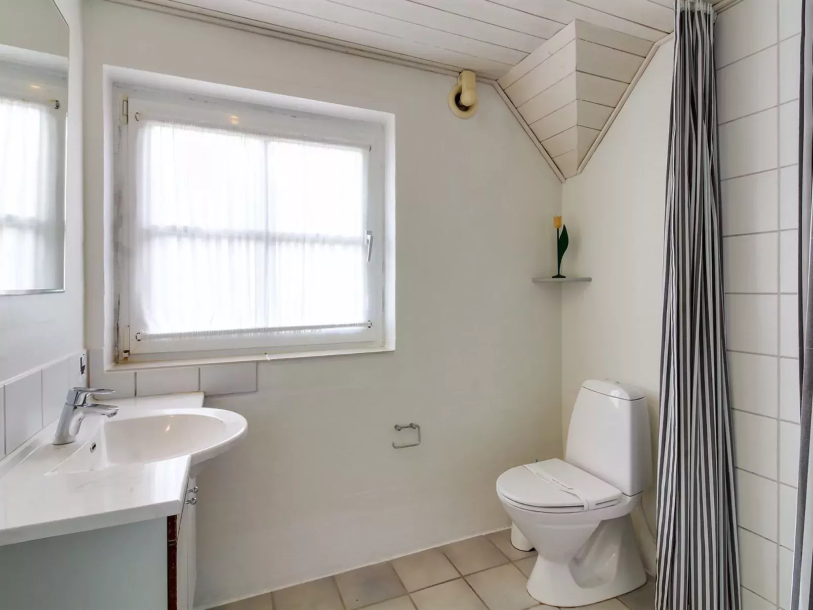 "Dorris" - 4.3km from the sea-Inside