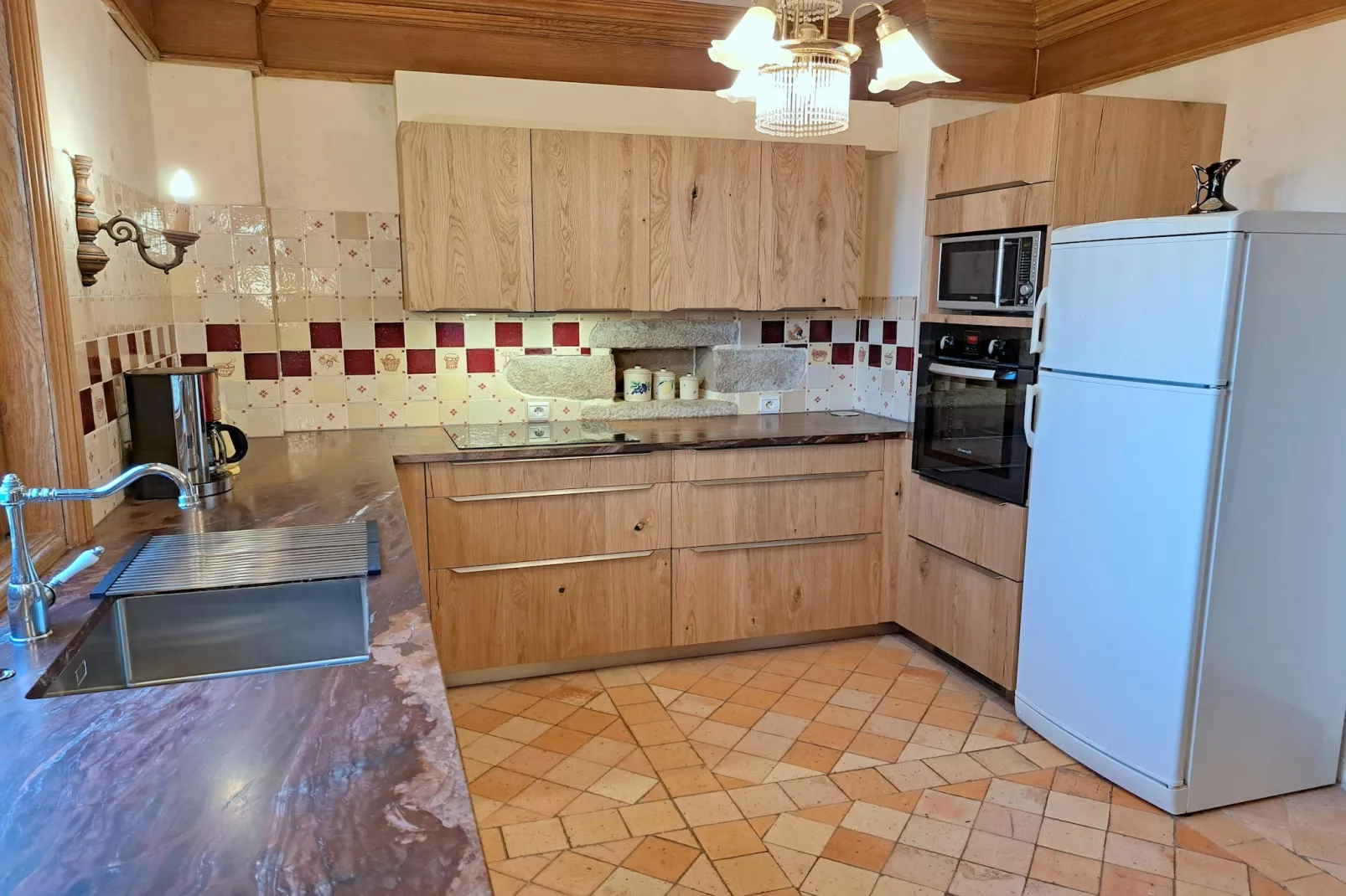 Granitsteinhaus in St Pol-de-Léon-Kitchen