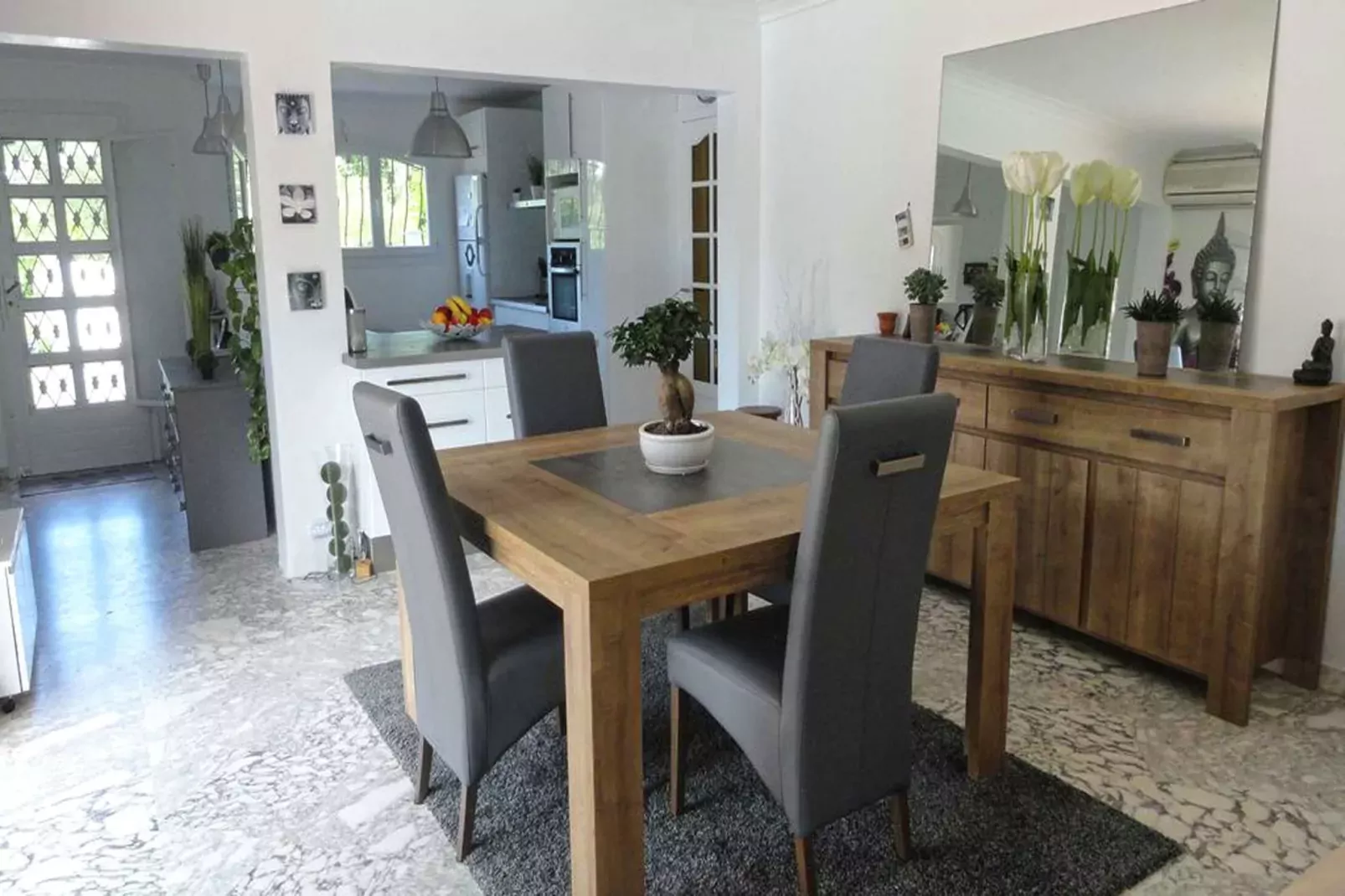 Villa Suvieres-Esszimmer