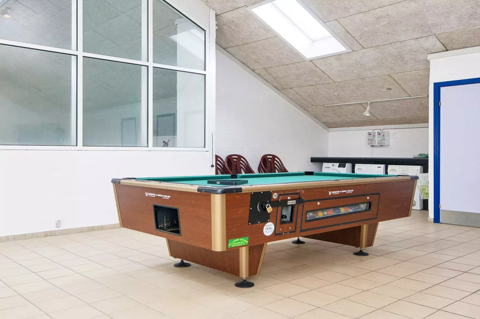 3 room,2 levels,dishwasher