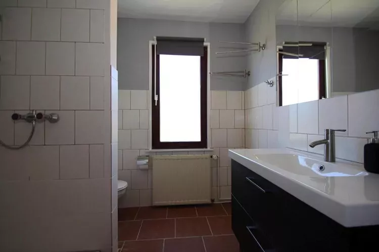 Bungalow 6 Waren-Bathroom