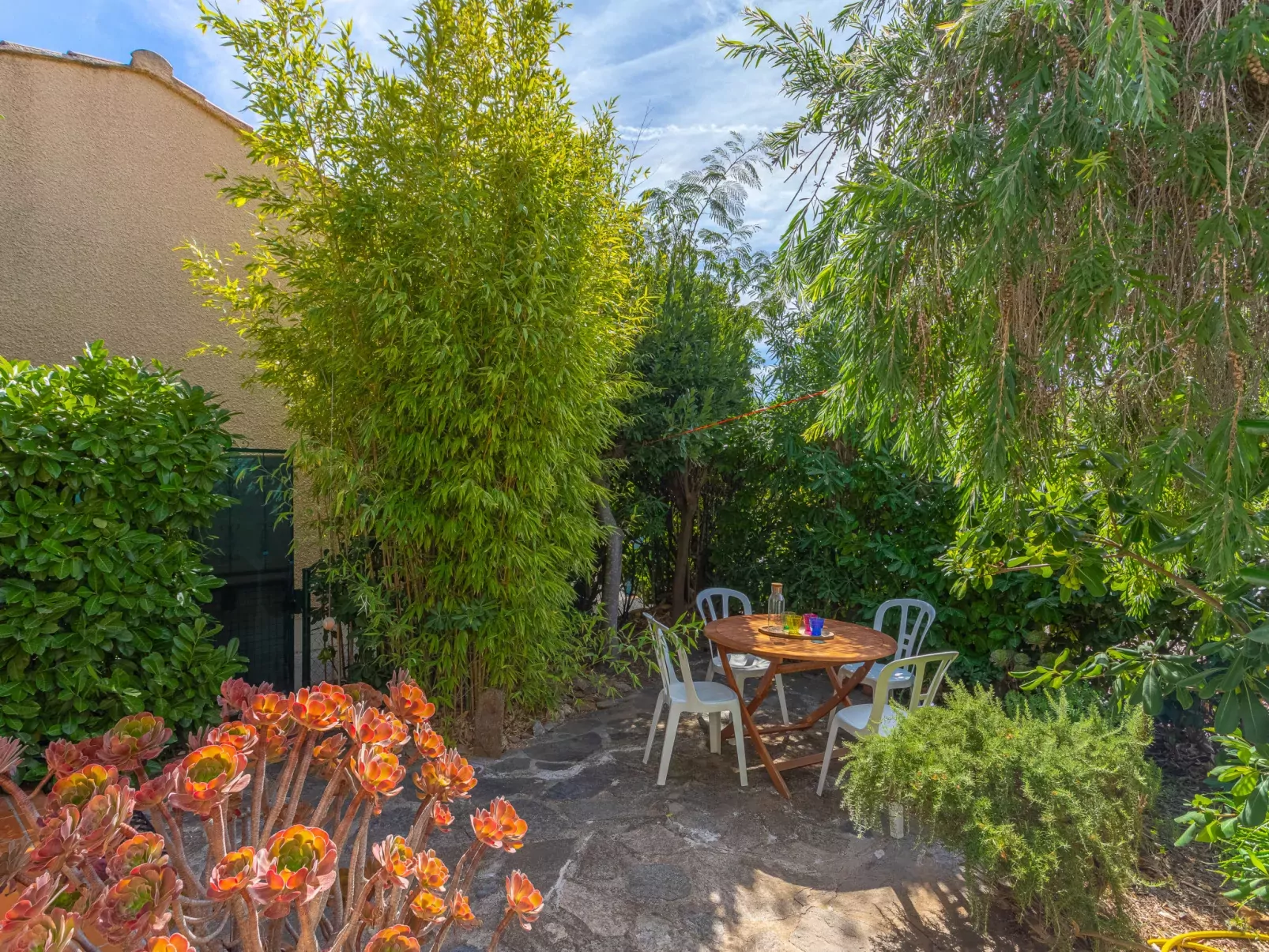 Les Mimosanes-Outside
