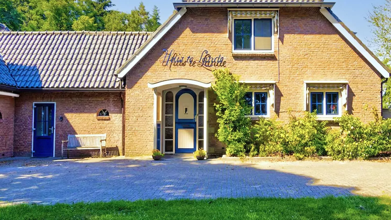 Huis te Lande-Exterior summer