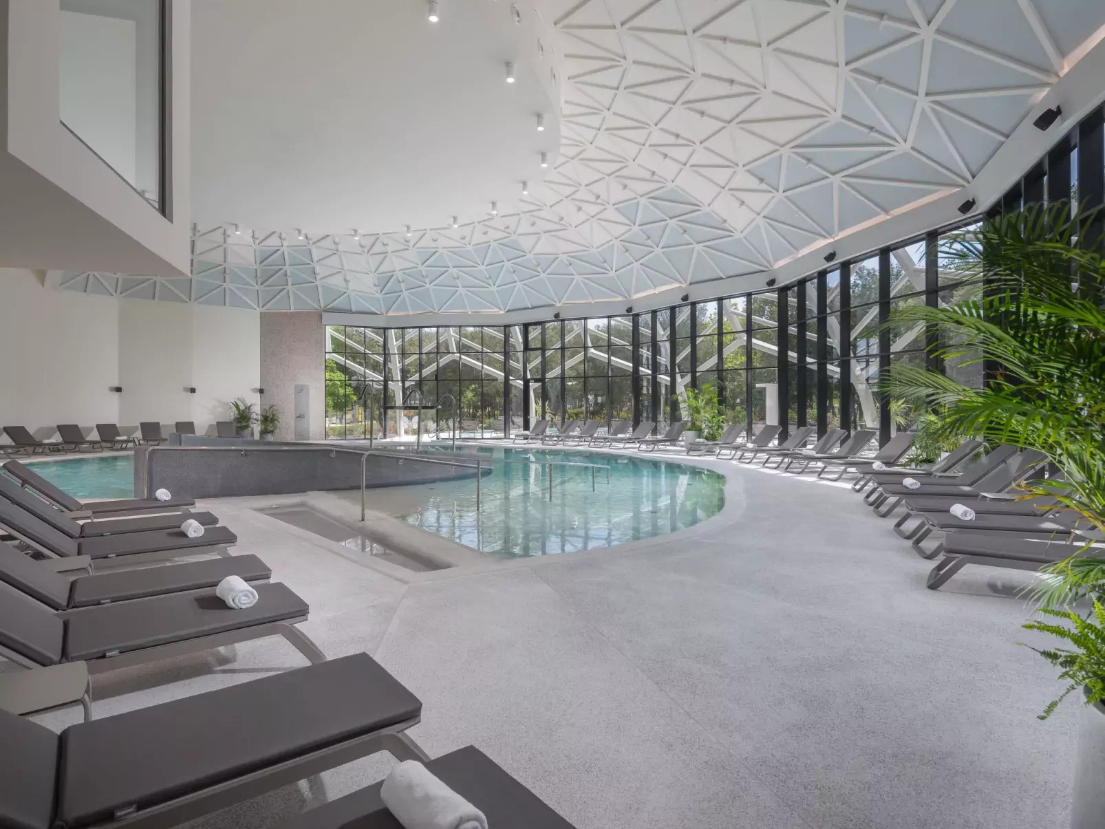 Luxury Bay Villa with private hot tub-Drinnen