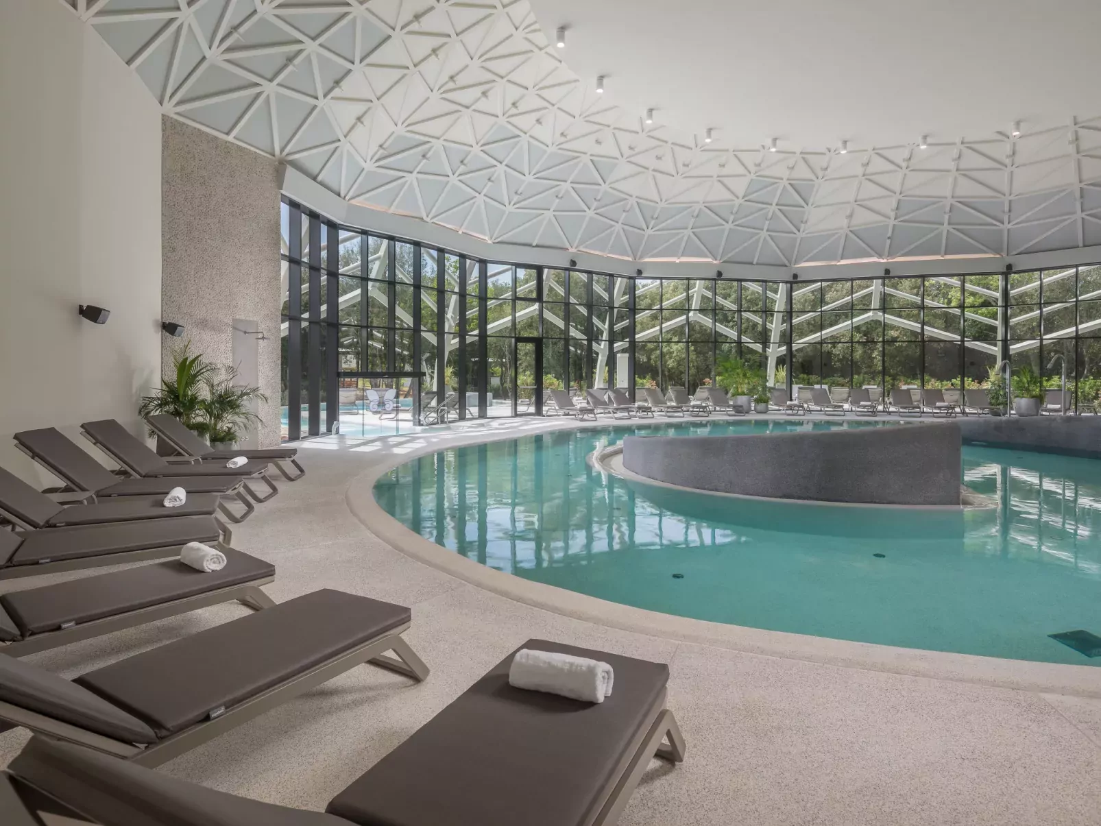 Luxury Bay Villa with private hot tub-Drinnen