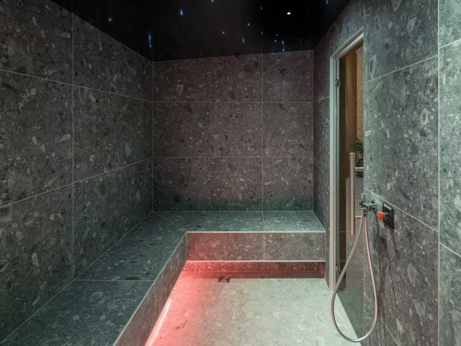 Luxury Bay Villa with private hot tub-Drinnen