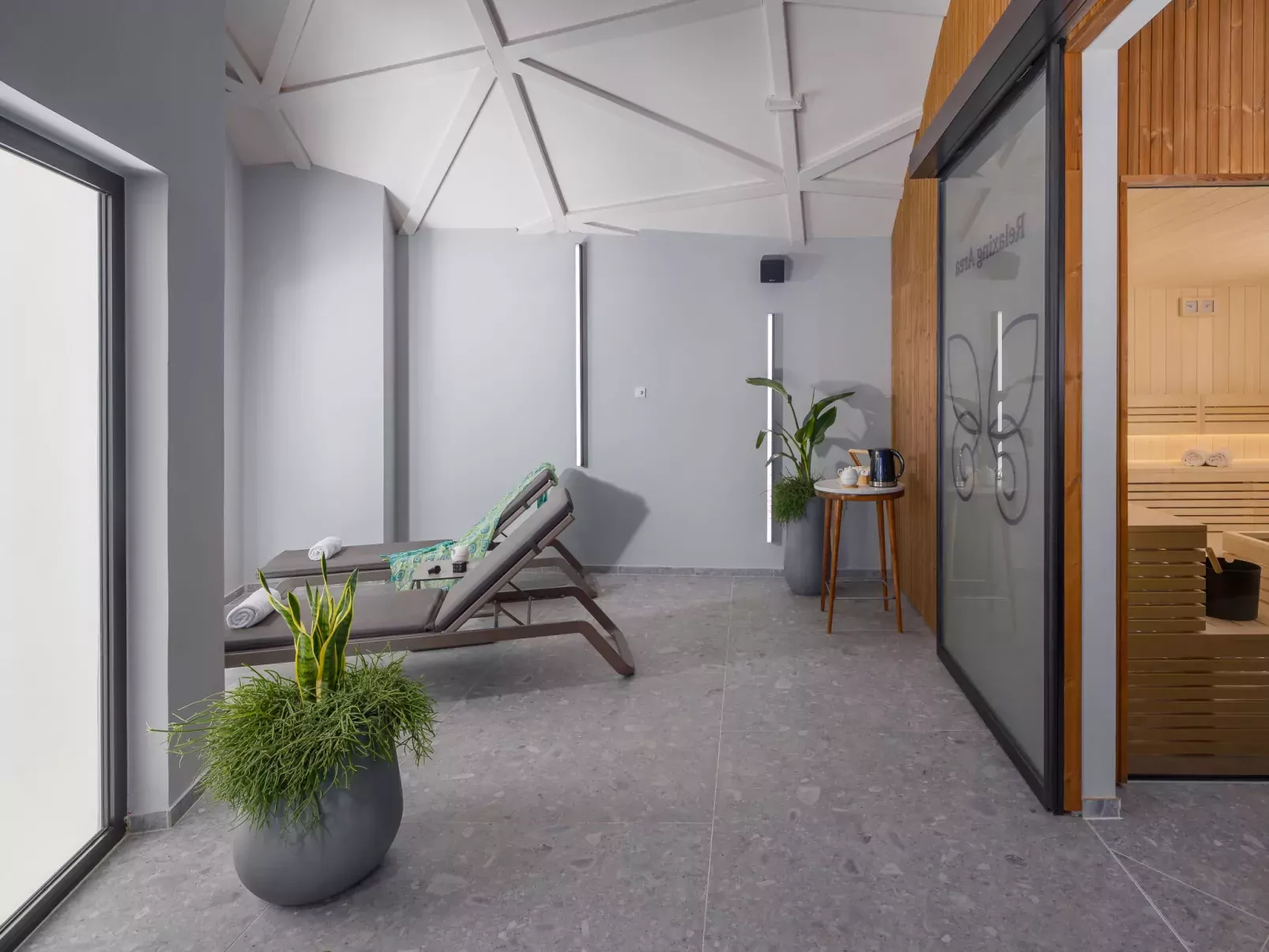 Luxury Bay Villa with private hot tub-Drinnen