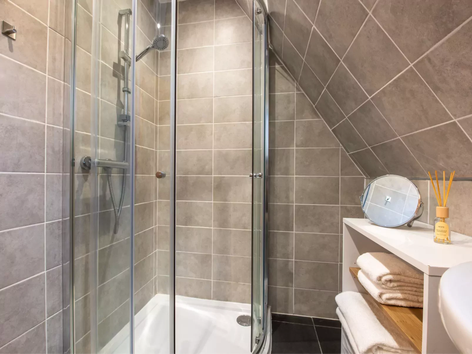 Loch Lochy Retreat-Inside
