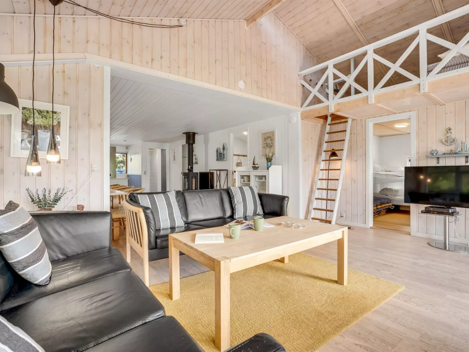 "Akseli" - 800m from the sea-Drinnen
