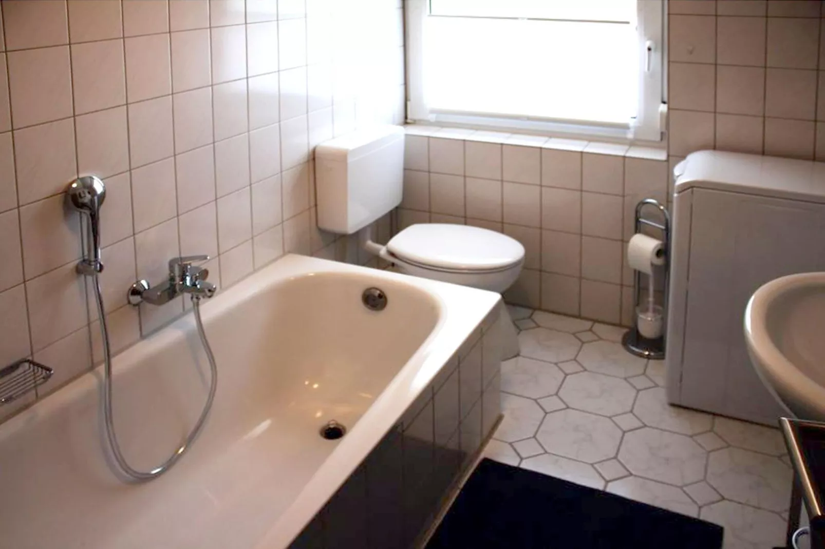 Doppelhaushälfte in Schwittersum-Bathroom