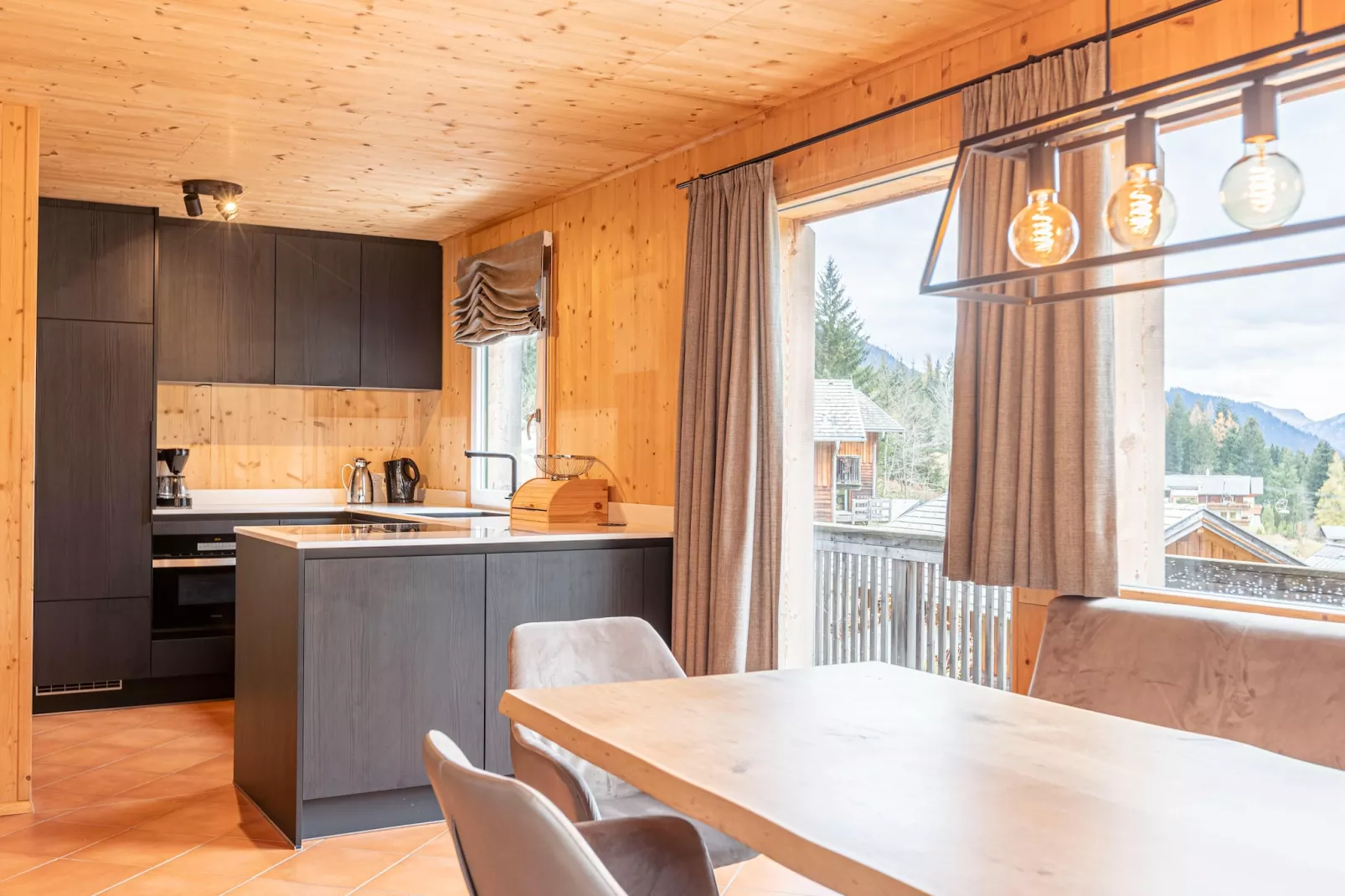 Alpendorf Dachstein West 3-Dining room