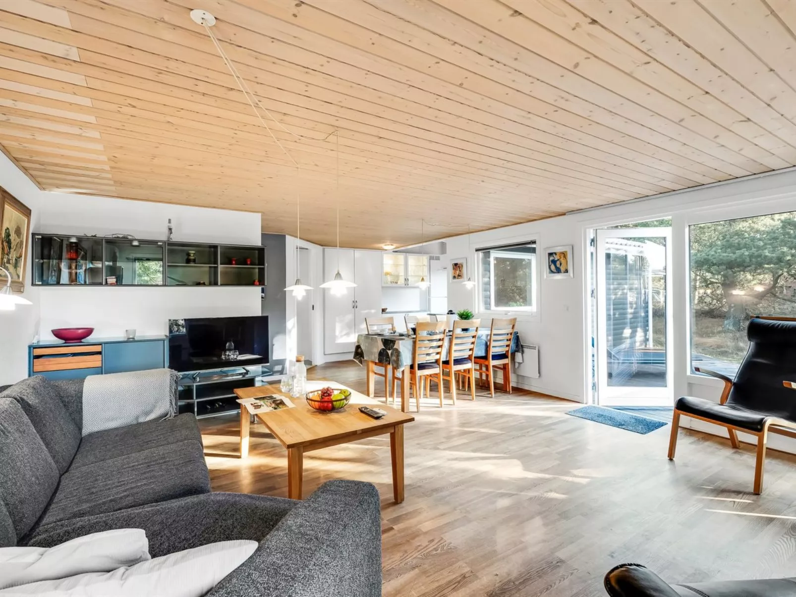 "Jula" - 800m from the sea-Drinnen
