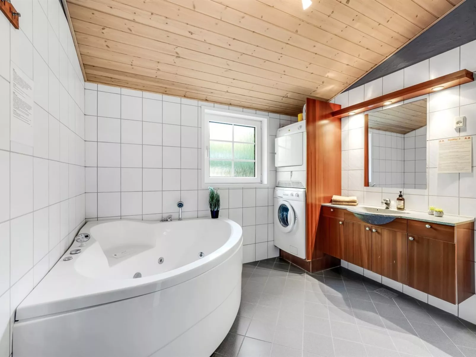 "Jula" - 800m from the sea-Drinnen