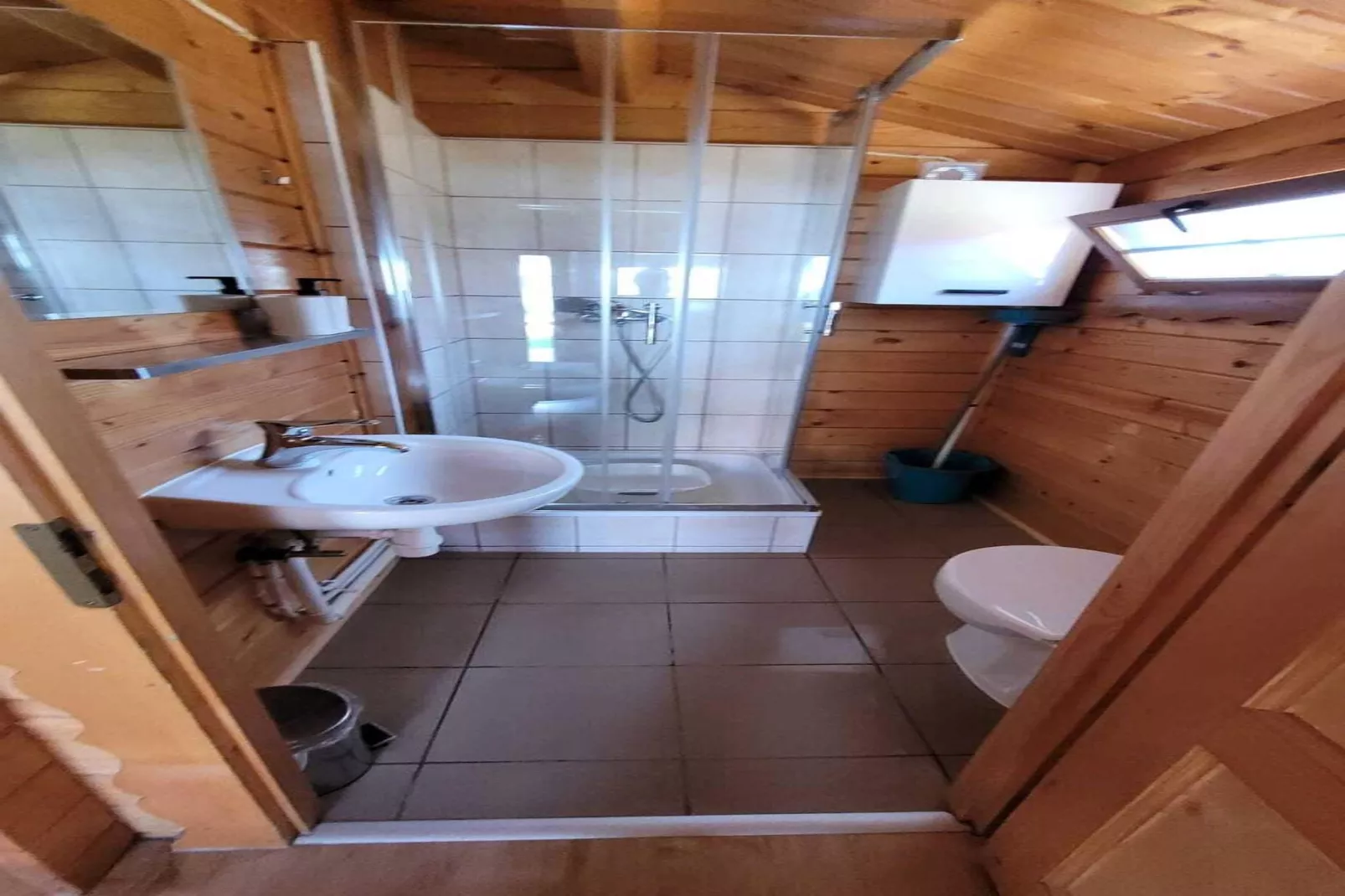 Domki Mazires-Bathroom