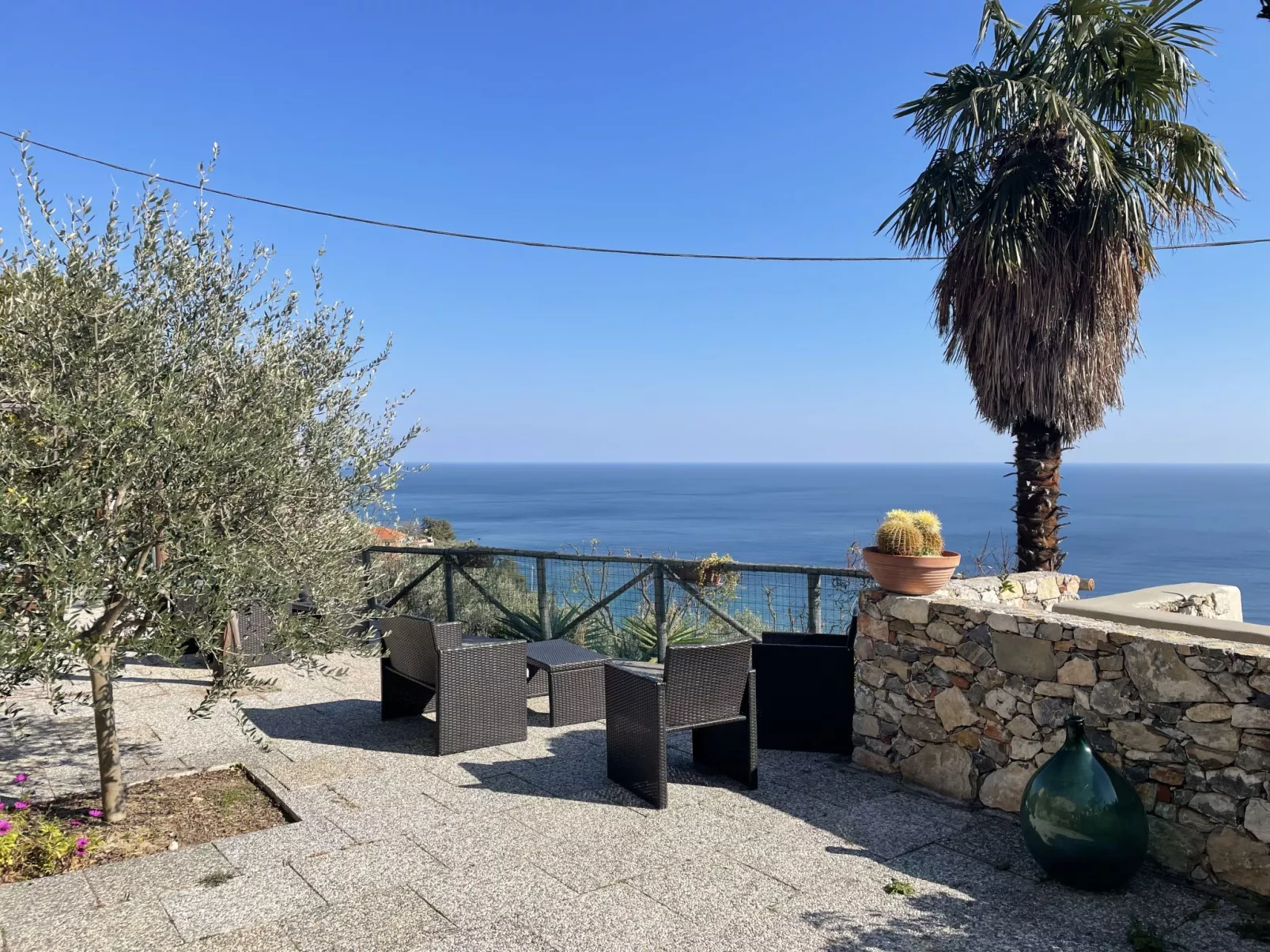 Mare (FLG136)-Outside