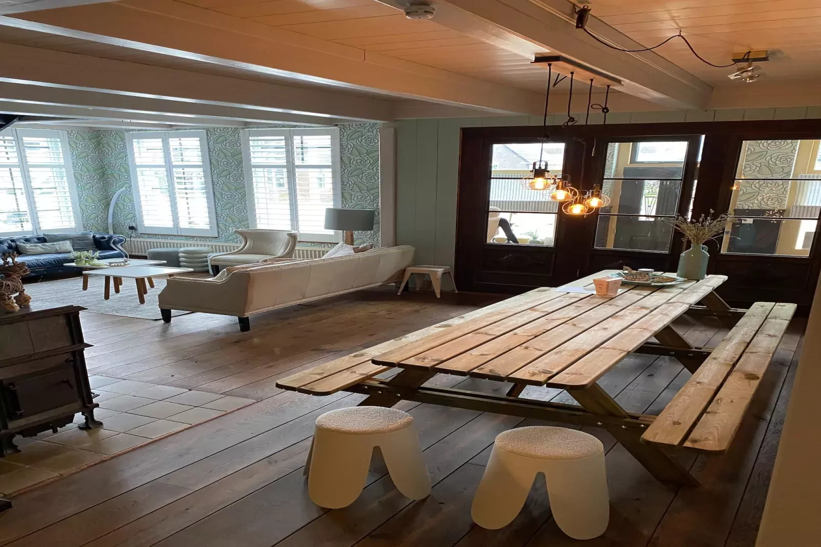 13-17 pax holiday home with separated apartments and gardens-Salon