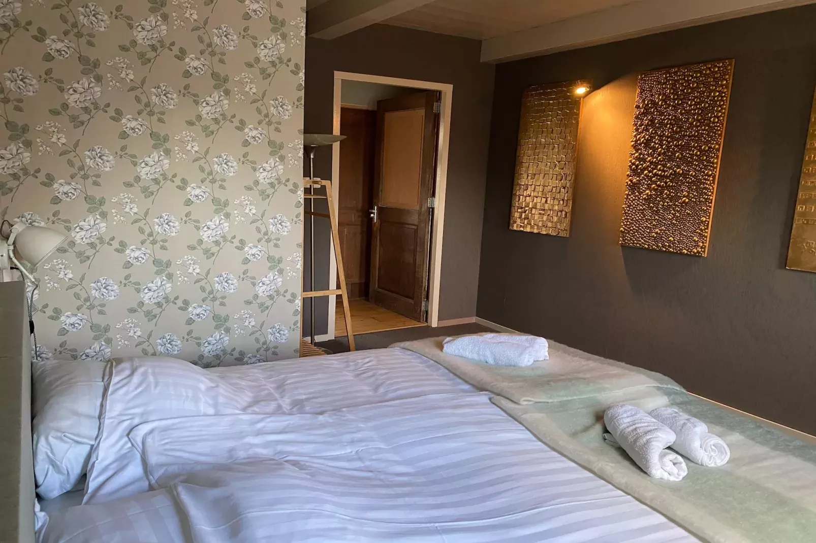 13-17 pax holiday home with separated apartments and gardens-Chambre
