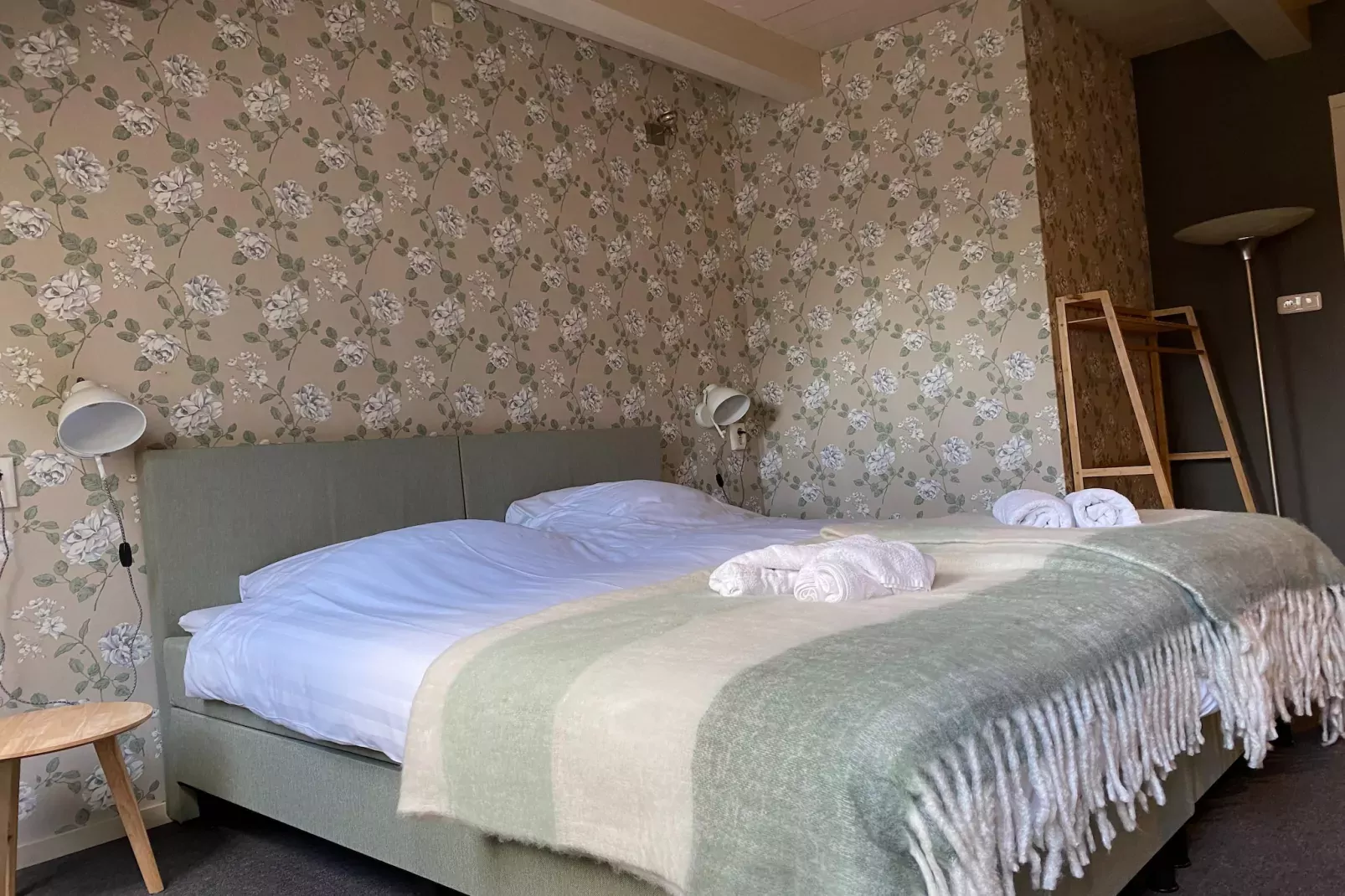 13-17 pax holiday home with separated apartments and gardens-Chambre