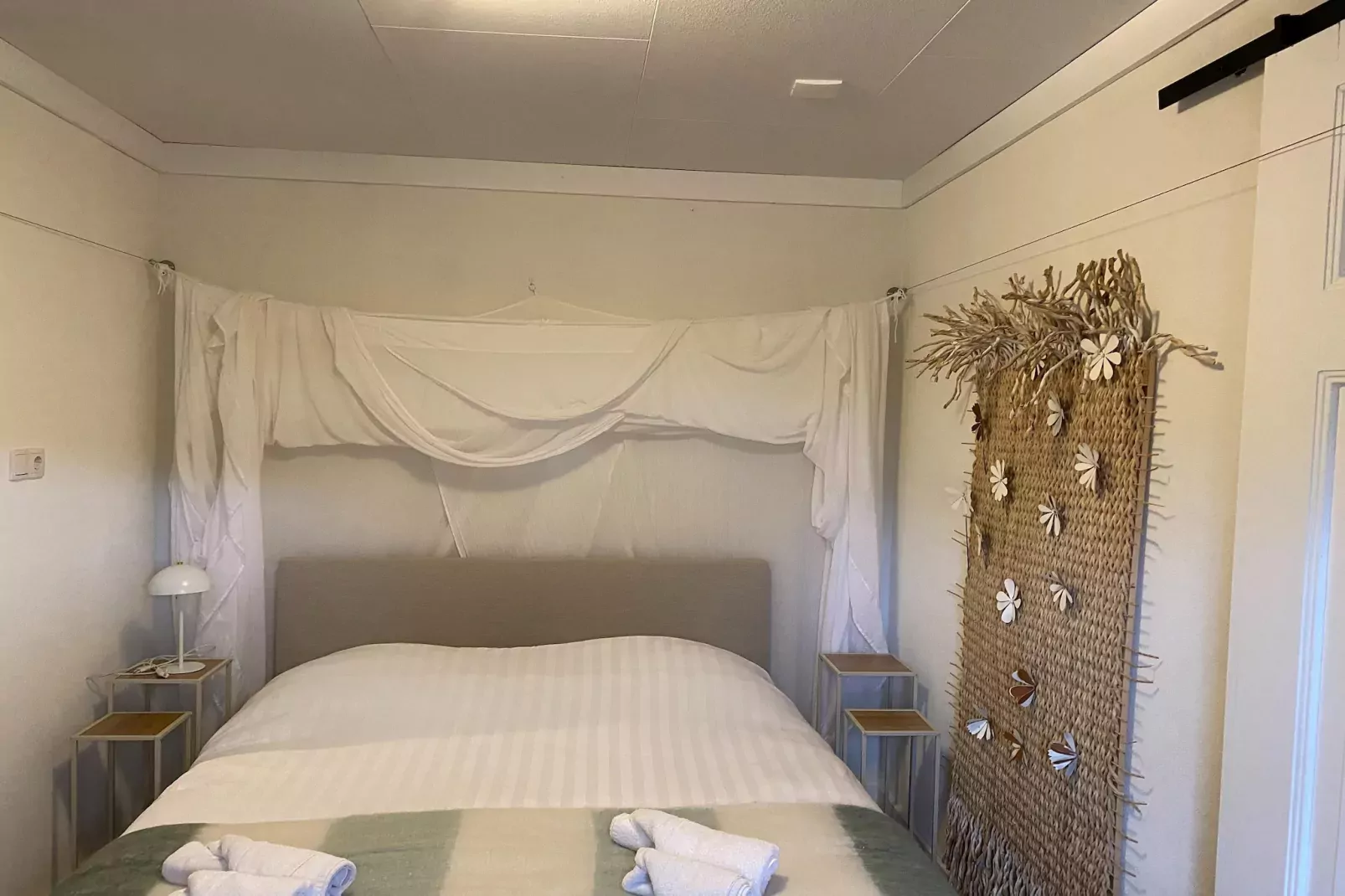 13-17 pax holiday home with separated apartments and gardens-Chambre
