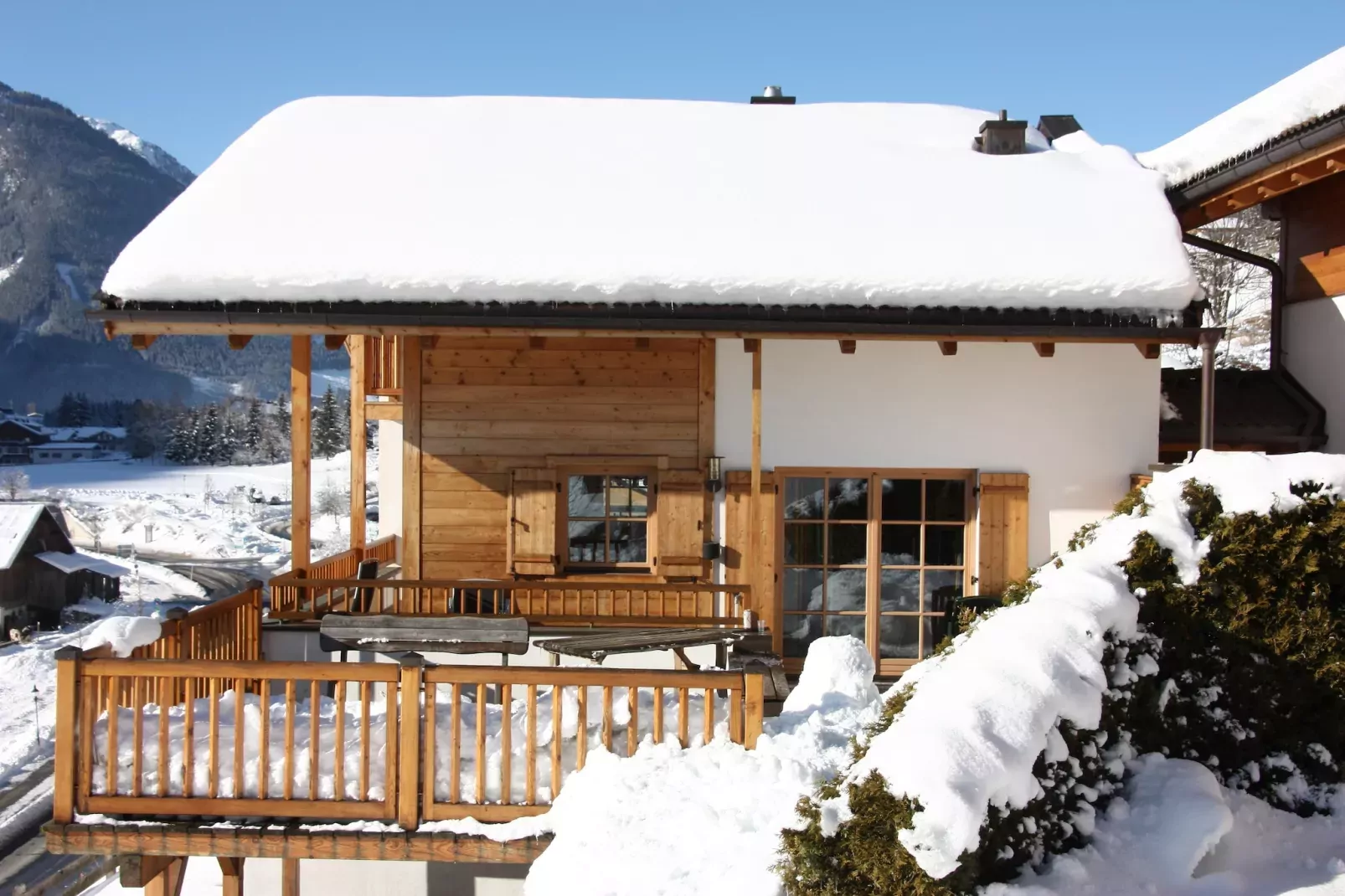 Chalets im Wald-Außenbereich Sommer