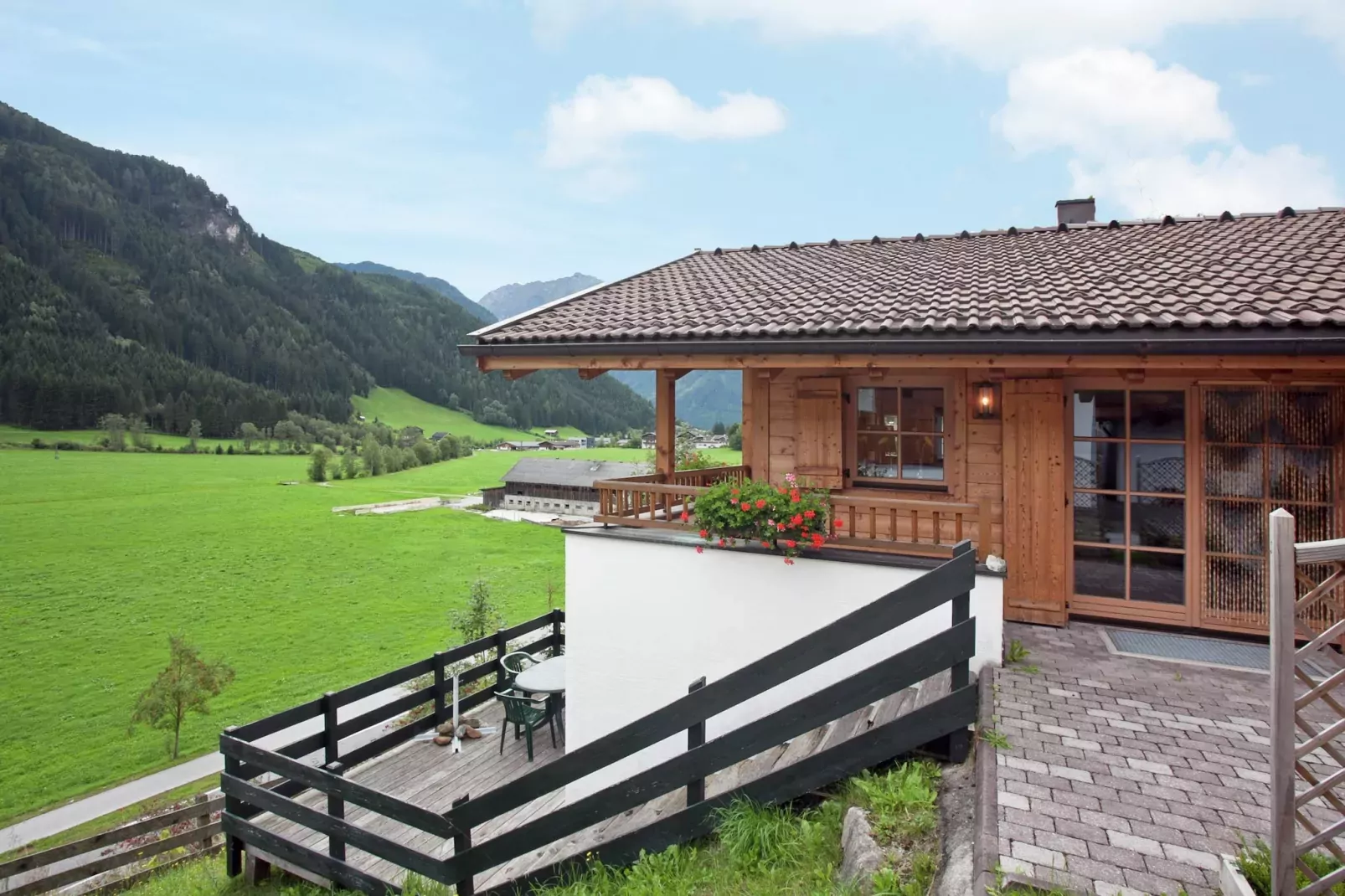 Chalets im Wald-Außenbereich Sommer