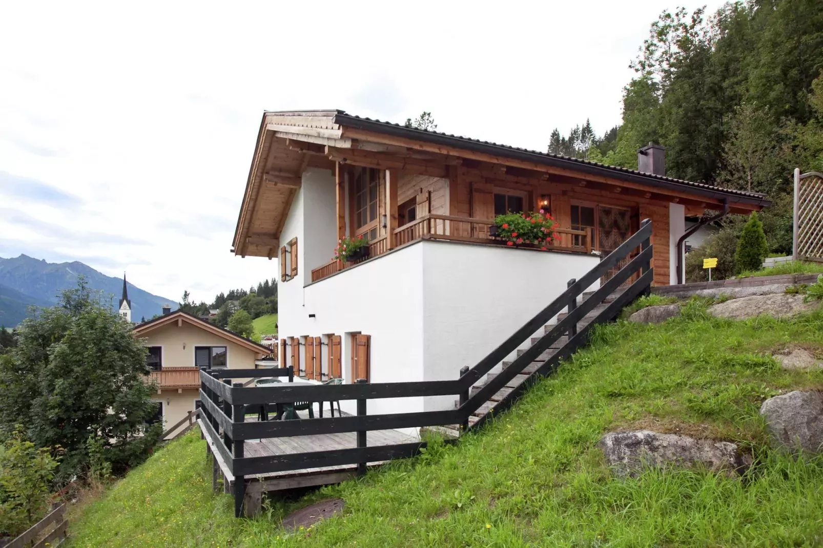 Chalets im Wald-Außenbereich Sommer