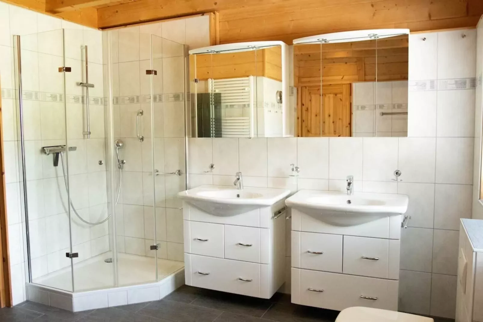 Luxus Blockhaus B-Badezimmer