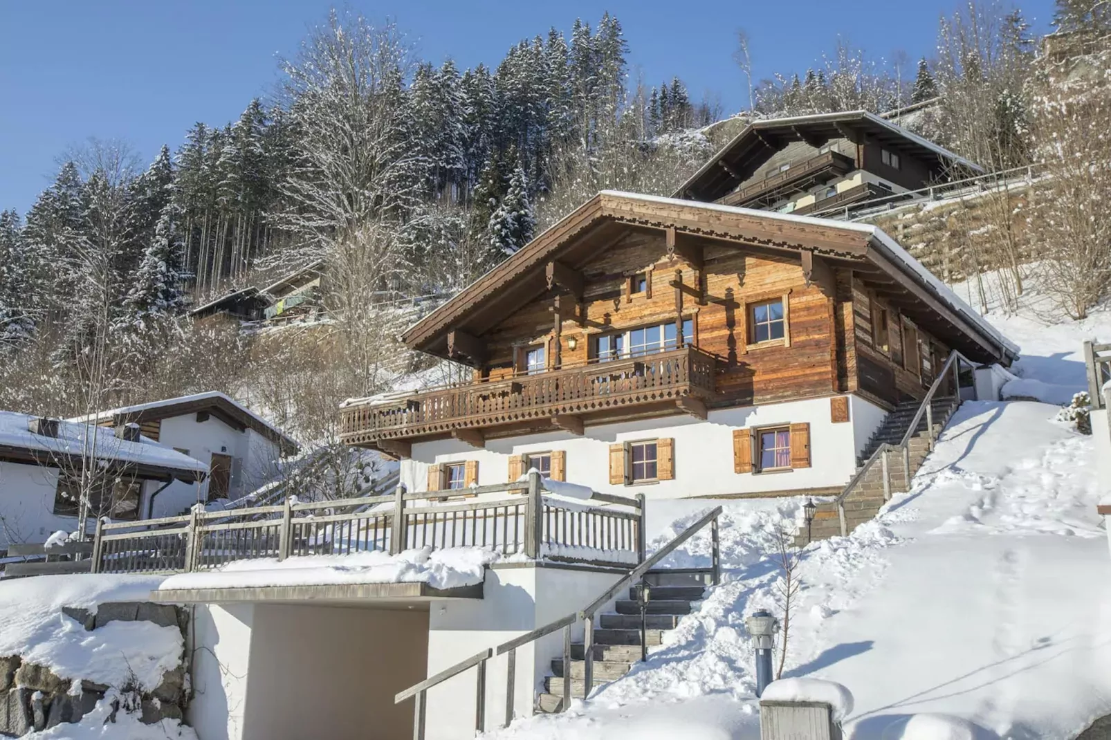 Chalets im Wald-Exterior in winter