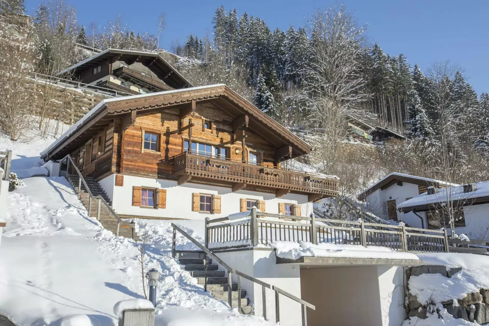 Chalets im Wald-Exterior in winter