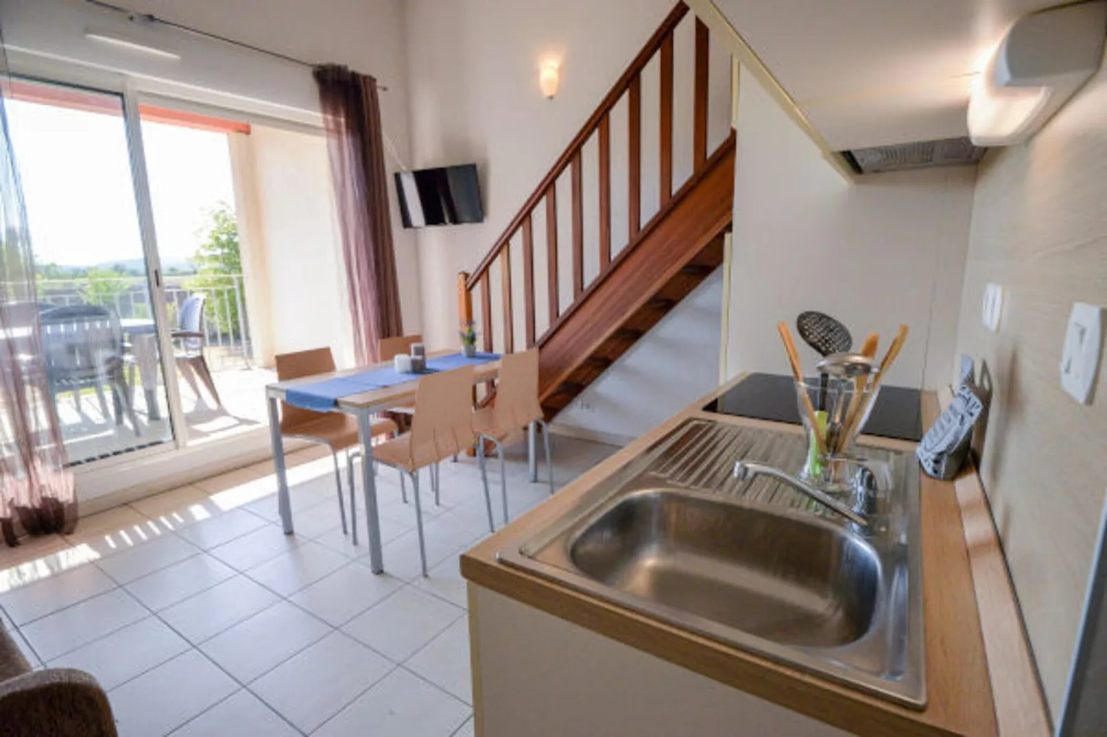 Résidence du Château de Jouarres - Azille // Apt Mezzanine 4 pers-Dining room