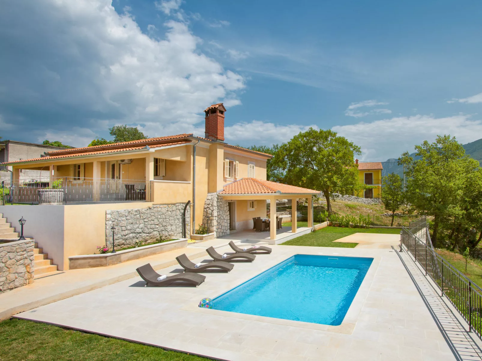 Villa Palachina Antishova-Outside