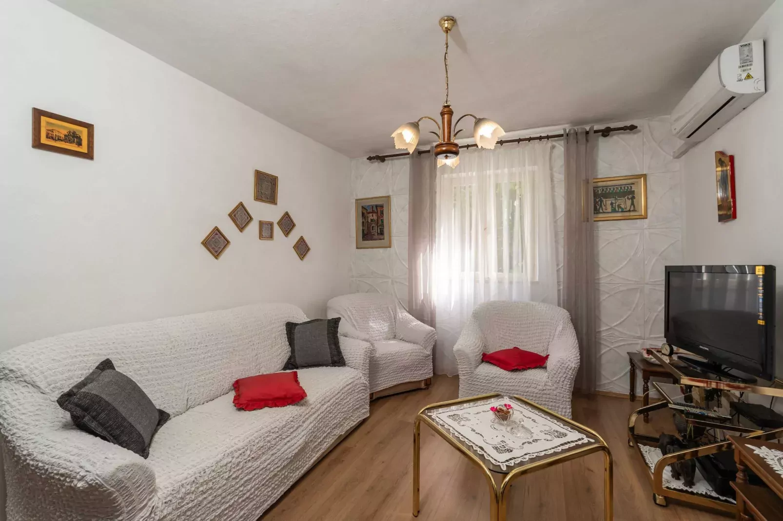 Villa Desin - Three Bedroom Apartment with Terrace and Garden View-Living room