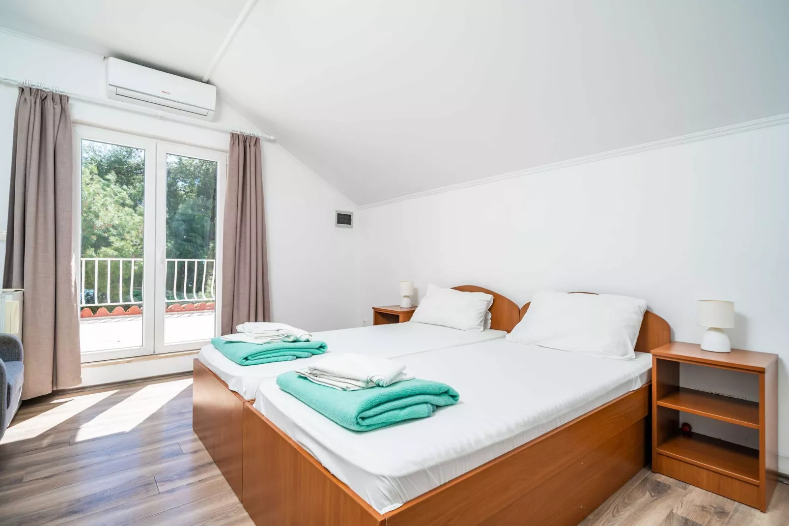Guest House Daniela - Superior Double Room with Sea View - SOBA 6-Schlafzimmer