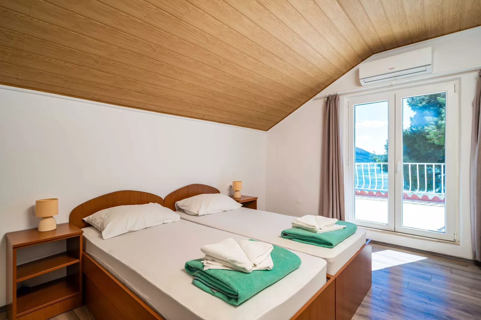 Guest House Daniela - Deluxe Double Room with Sea View - SOBA 7-Chambre