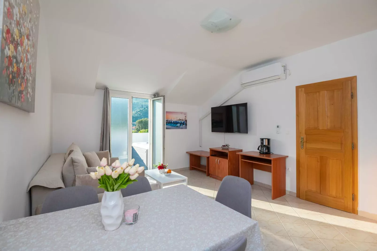 Apartments Azzurro- One Bedroom Apartment with Terrace and Hot Tub ( Azzurro II-gornji)-Salle à manger
