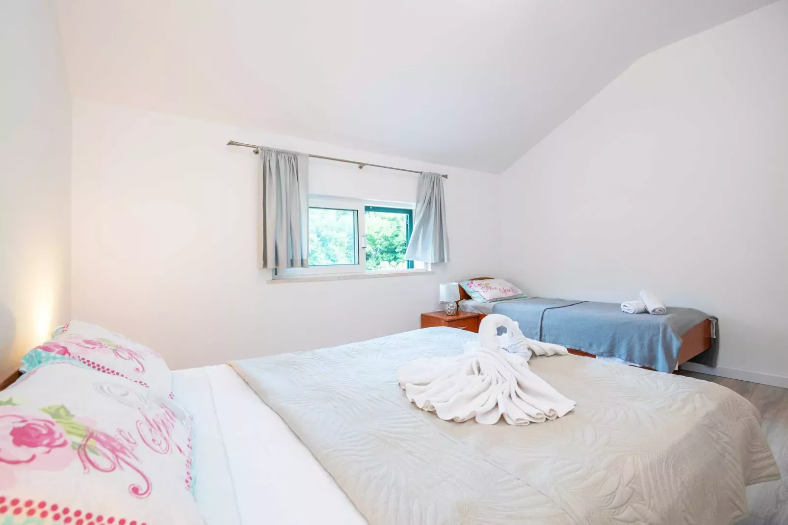 Apartments Azzurro- One Bedroom Apartment with Terrace and Hot Tub ( Azzurro II-gornji)-Chambre