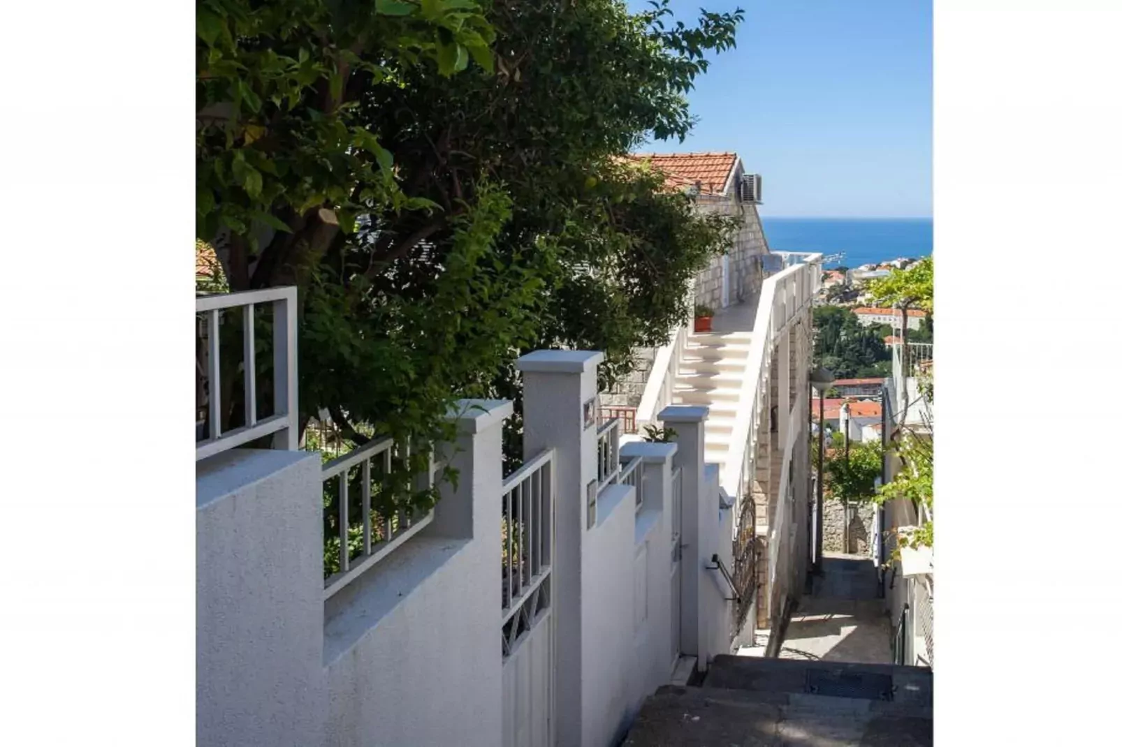 Guest House Kono - Two-Bedroom Apartment with Balcony and Sea View - Marka Gjaje Street-Exterior summer