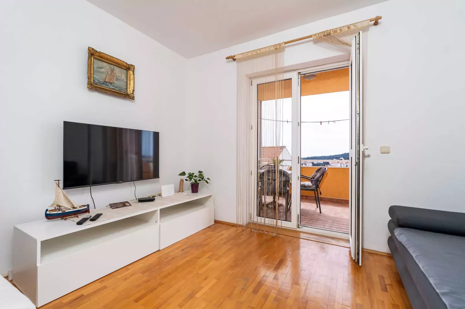Apartment Marisol - One Bedroom Apartment with Balcony and Sea View-Salon