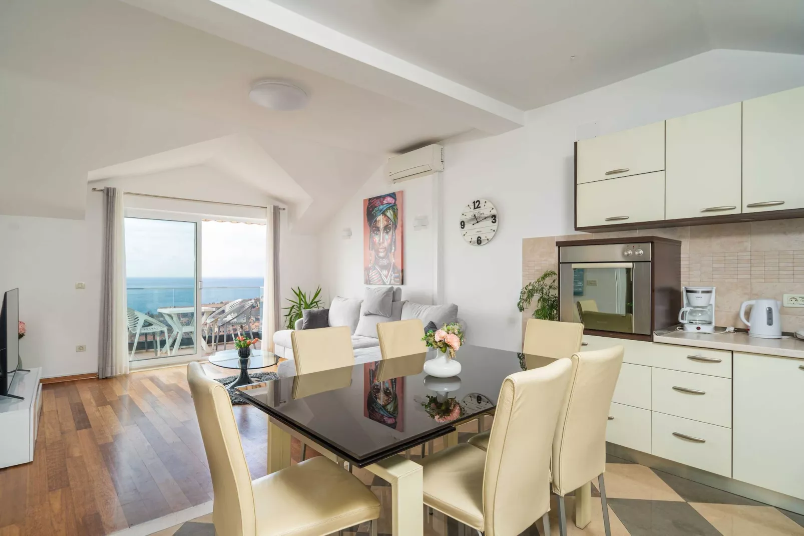 Apartments Isabora - Comfort Three-Bedroom Apartment with Balcony and Sea View (Second Floor)-Dining room