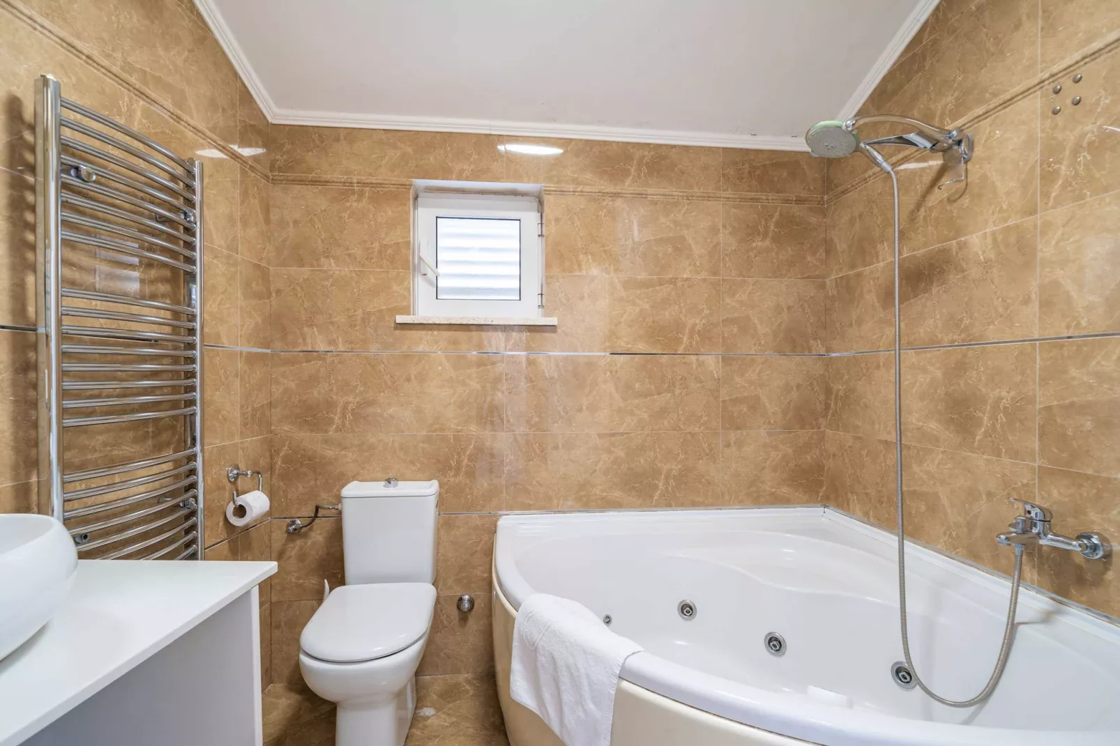 Apartments Isabora - Comfort Three-Bedroom Apartment with Balcony and Sea View (Second Floor)-Bathroom