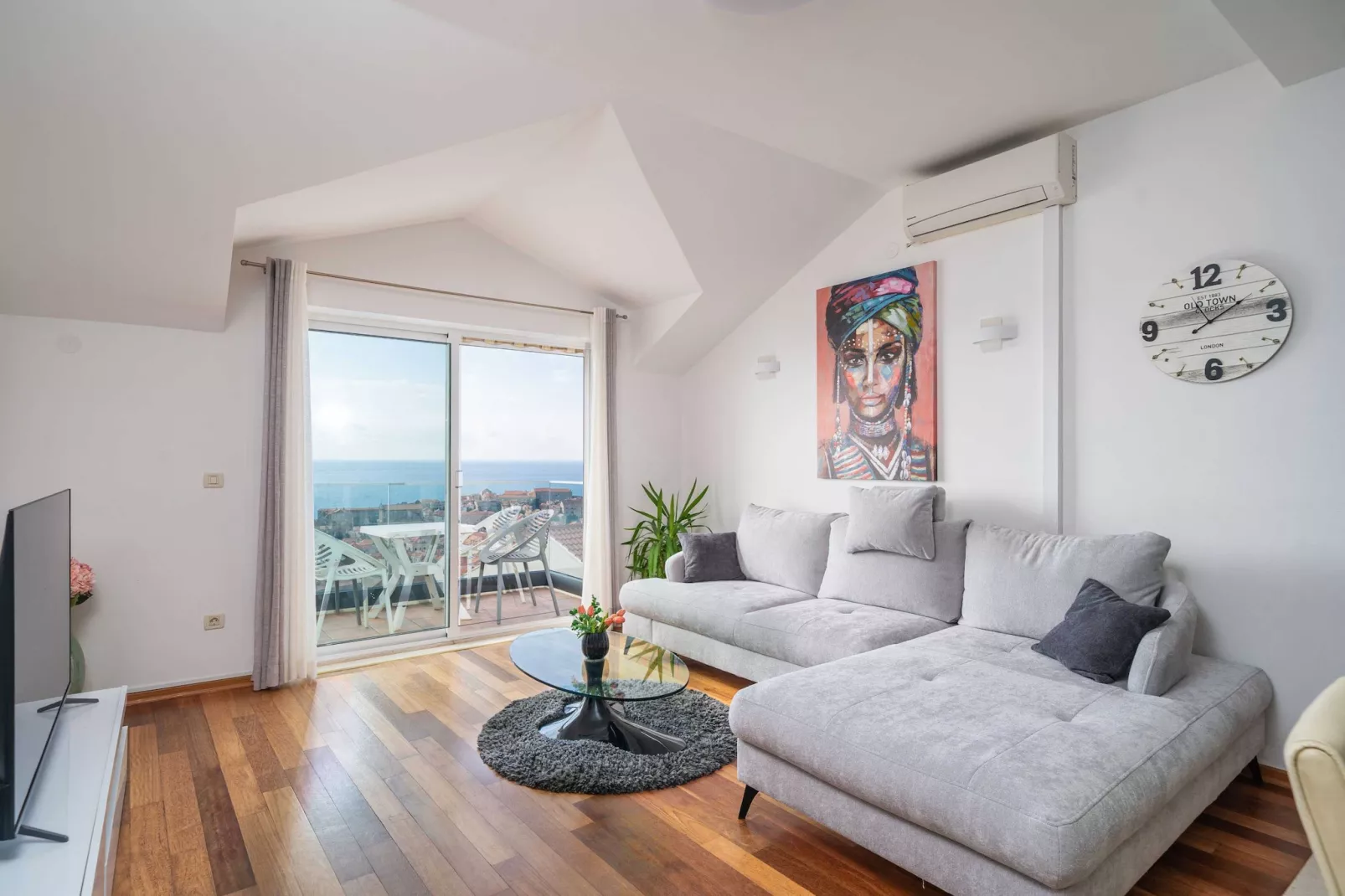Apartments Isabora - Comfort Three-Bedroom Apartment with Balcony and Sea View (Second Floor)-Indoor