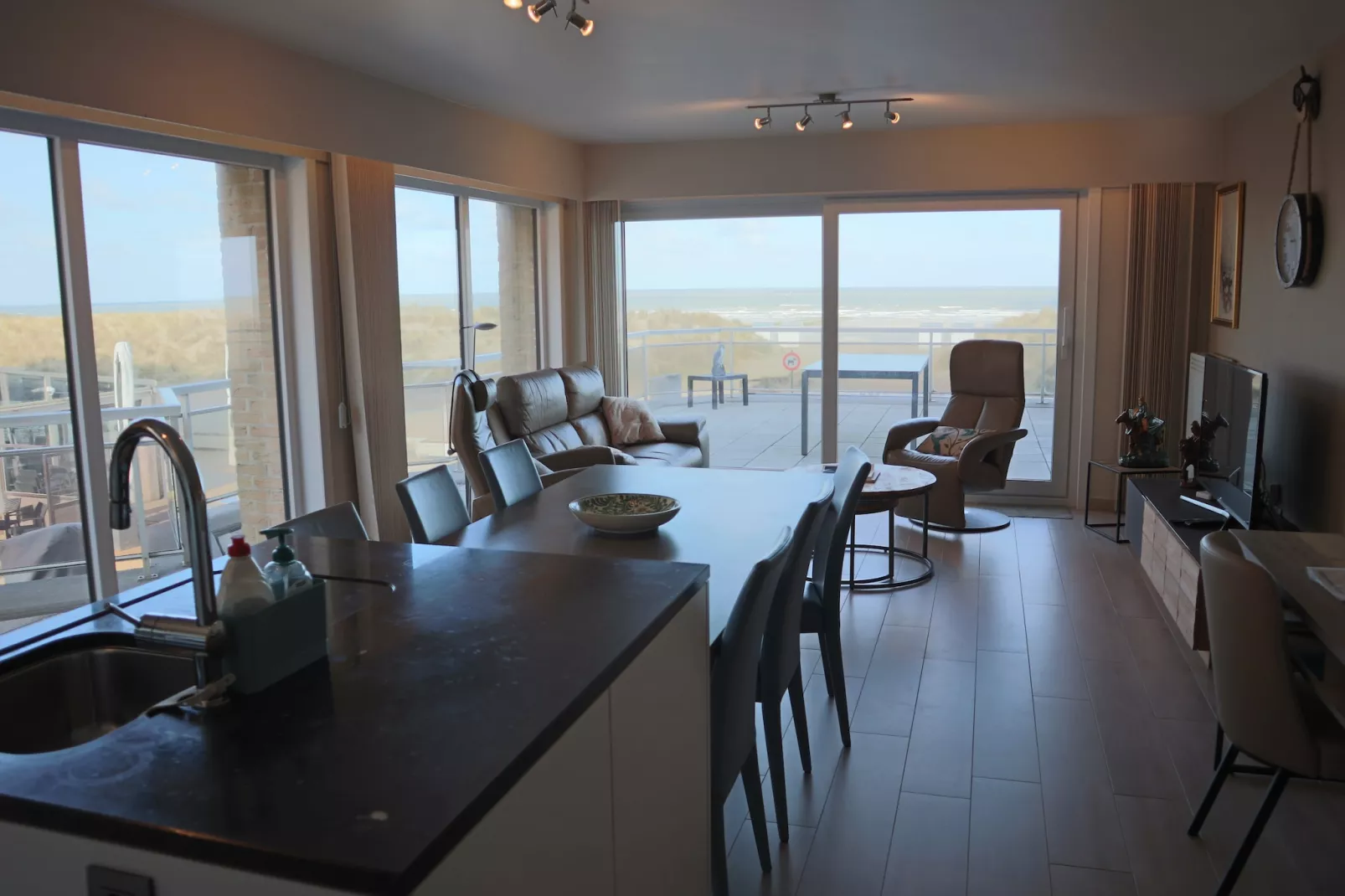 ZEEMEERMIN 101-Dining room